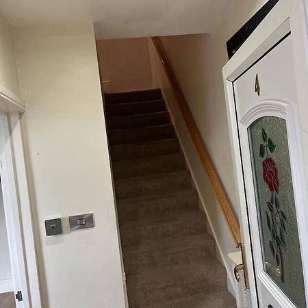 Fabulous 3 Bedroom House , Sleeps Up To 5-7 Guest. South Ockendon Экстерьер фото
