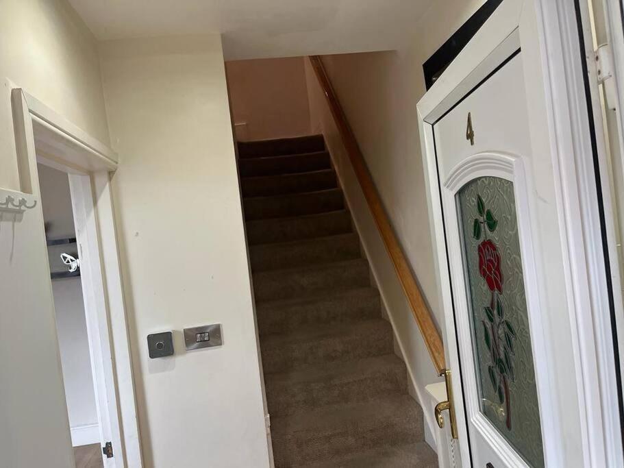 Fabulous 3 Bedroom House , Sleeps Up To 5-7 Guest. South Ockendon Экстерьер фото