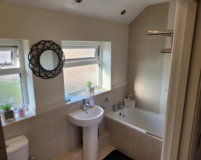 Fabulous 3 Bedroom House , Sleeps Up To 5-7 Guest. South Ockendon Экстерьер фото